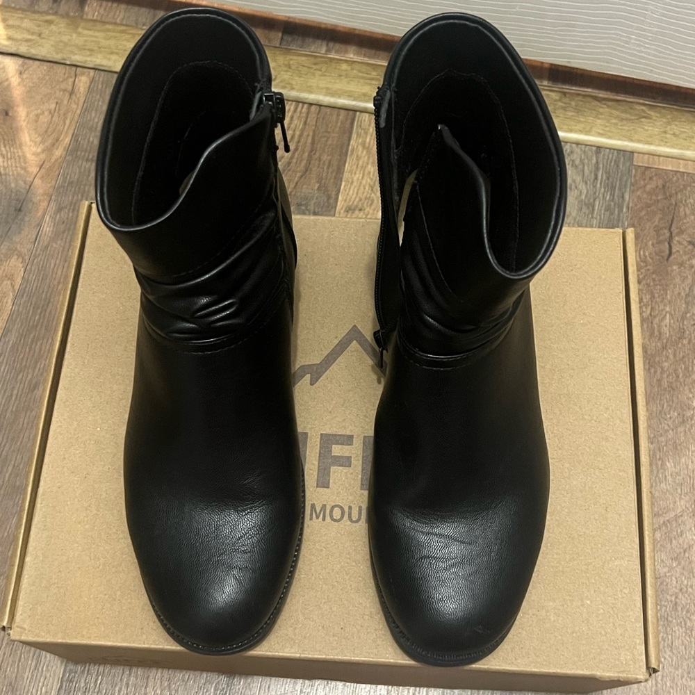 Cliffs by White Mountain Ankle Boots Size 7 Excellent Used Condition